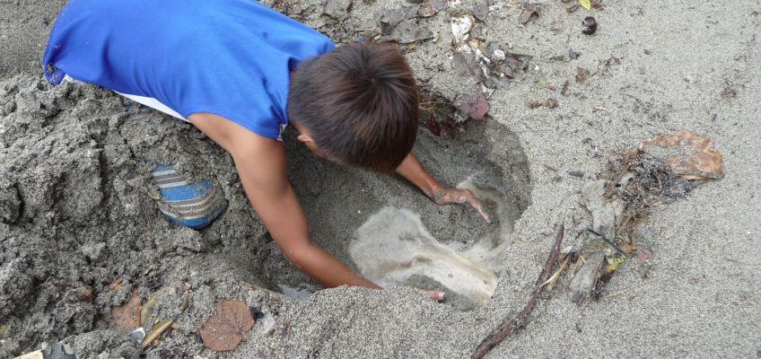 Kind am Strand in den Philippinen