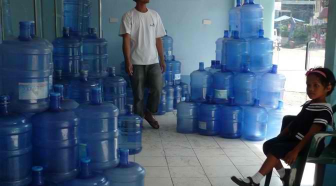 PHILIPPINEN REISEN BLOG - Aufbereitetes Trinkwasser aus den Wassershops Foto: Dieter Sokoll
