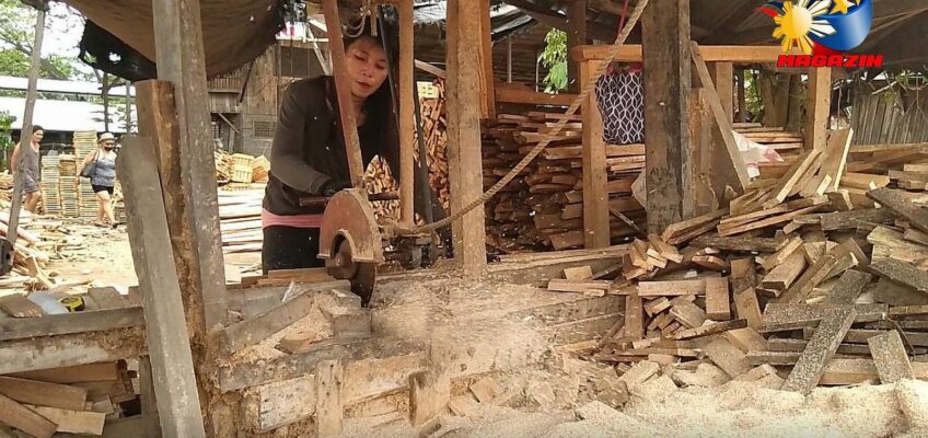 PHILIPPINEN BLOG - Bei den Holzkistenmacherinnen Foto von Sir Dieter Sokoll, KOR für PHILIPPINEN MAGAZIN