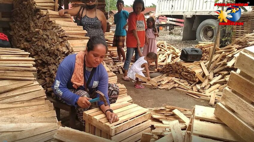 PHILIPPINEN BLOG - Bei den Holzkistenmacherinnen  Foto von Sir Dieter Sokoll, KOR für PHILIPPINEN MAGAZIN 