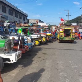 PHILIPPINEN BLOG - Warten auf die Abfahrt eines Überland-Jeepneys