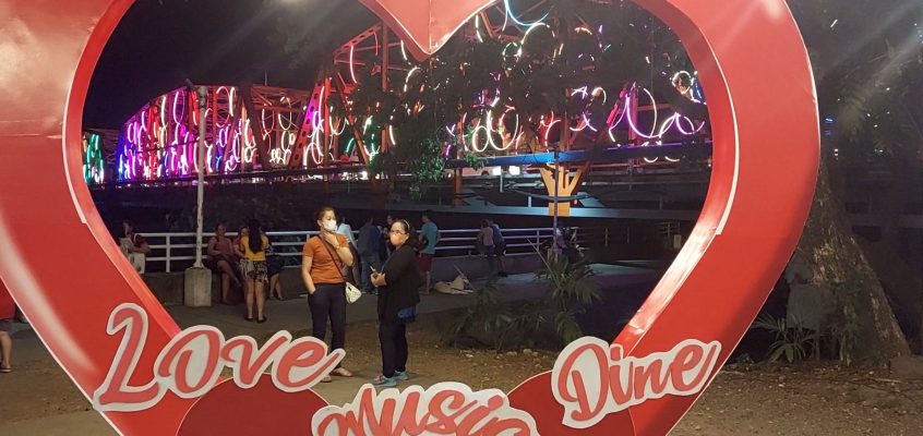 Die Lichter der Ysalina Brücke und des Duaw Kagayan Parks in CDO