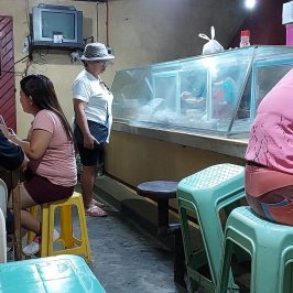 PHILIPPINEN BLOG - Essen in den kleinen Restaurants auf dem Markt