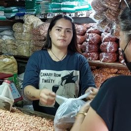PHILIPPINEN BLOG - Von großen und kleinen Nüssen: Ein kulinarisches Abenteuer auf dem Markt von Dumaguete
