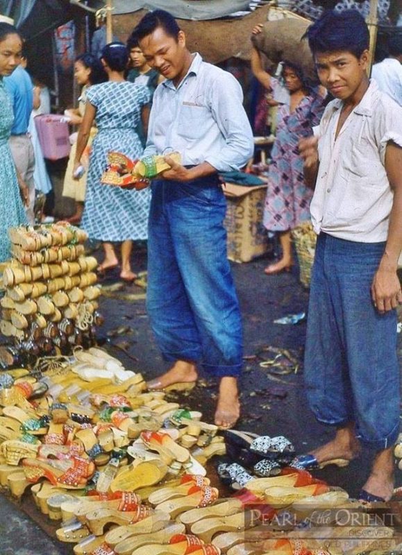 PHILIPPINEN REISEN - GESCHICHTE -COLORIERTE FOTOS - Ein Marktszene in Manila im Jahre 1954 Photo from "Pearl of the Orient: Discover Old Philippines."